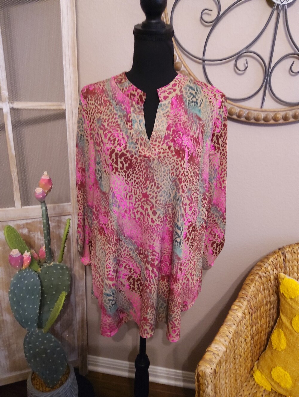 Dear Scarlett Womens Pink Leopard Print V-Neck Tunic Top